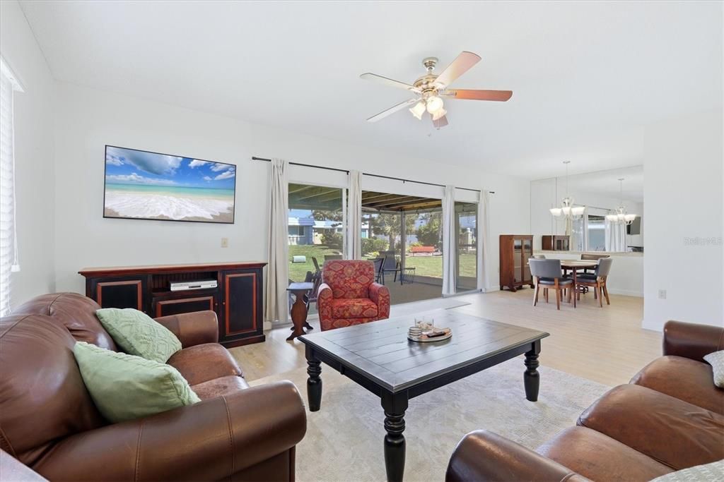 For Sale: $229,900 (2 beds, 2 baths, 1155 Square Feet)