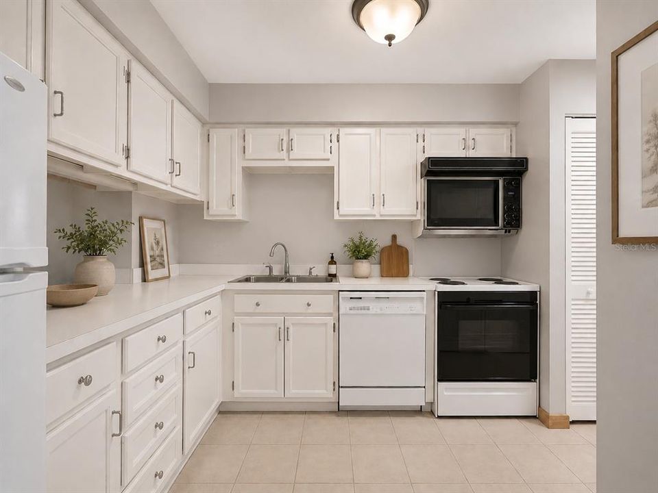 Active With Contract: $160,000 (2 beds, 2 baths, 1123 Square Feet)