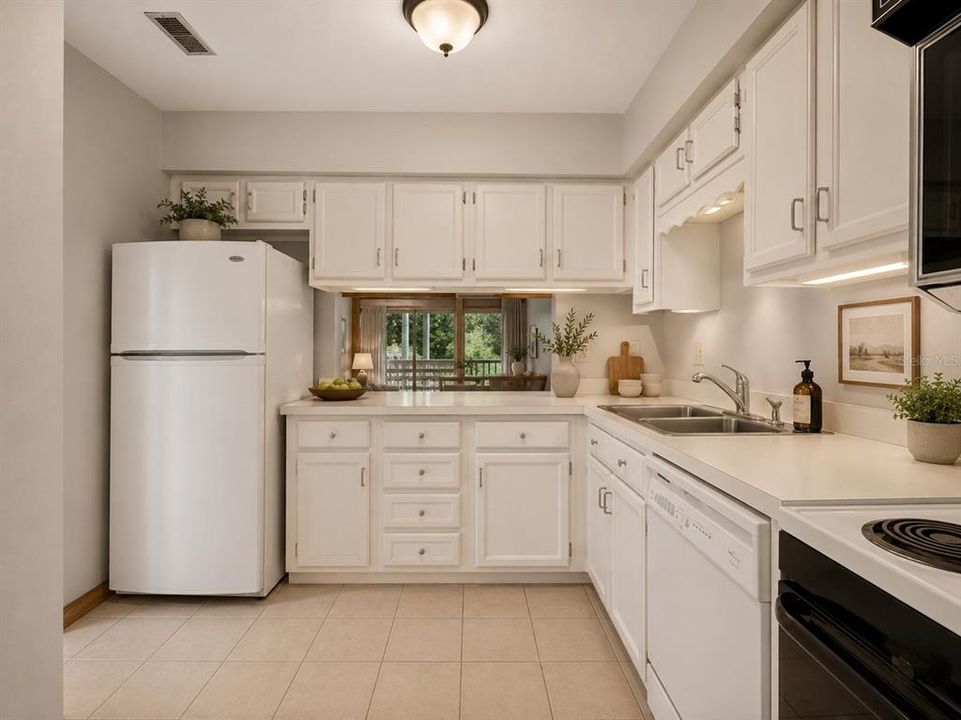 Active With Contract: $160,000 (2 beds, 2 baths, 1123 Square Feet)