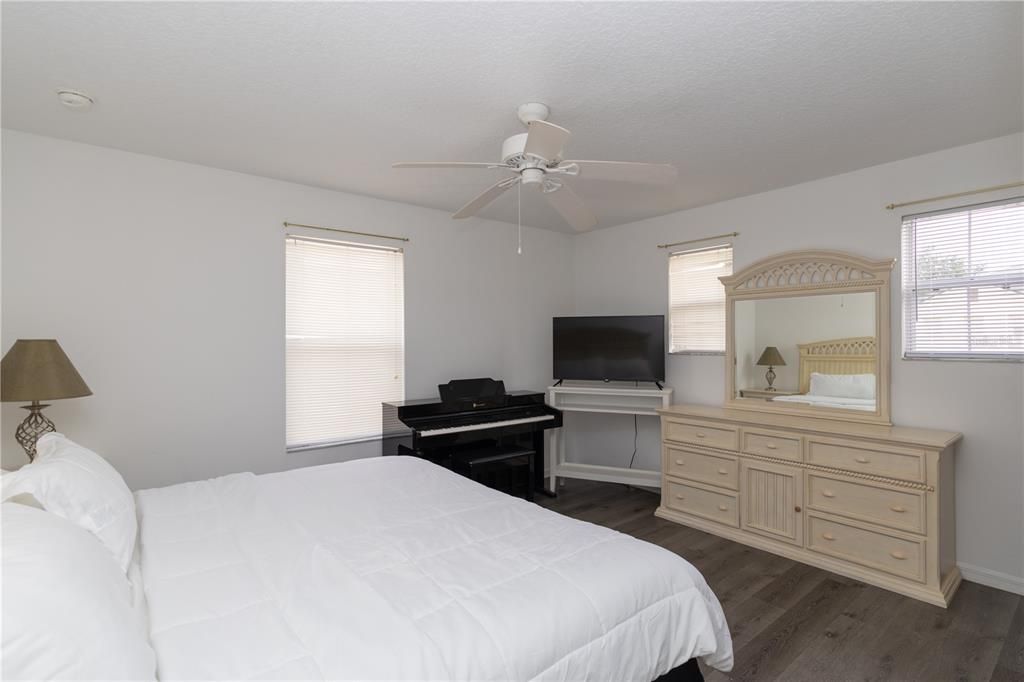 For Sale: $498,000 (4 beds, 3 baths, 2550 Square Feet)