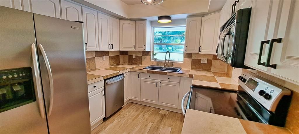 На продажу: $559,900 (3 спален, 2 ванн, 1905 Квадратных фут)