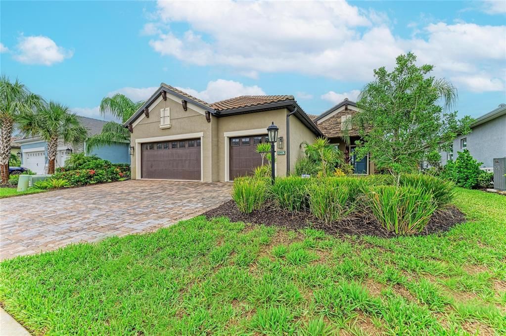 For Sale: $845,000 (3 beds, 2 baths, 2289 Square Feet)