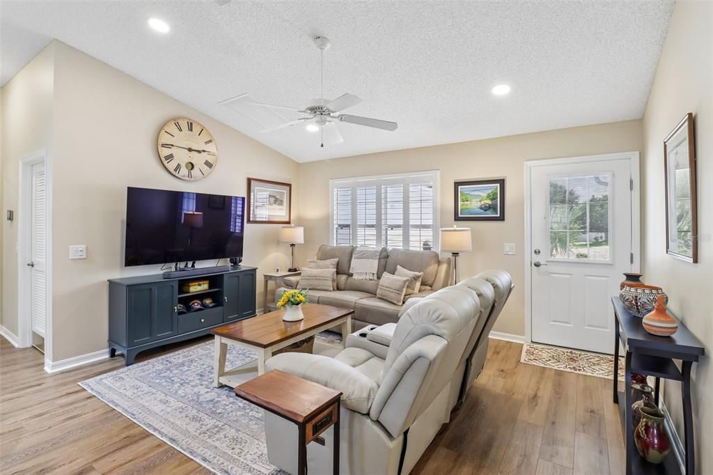 For Sale: $379,000 (3 beds, 2 baths, 1527 Square Feet)