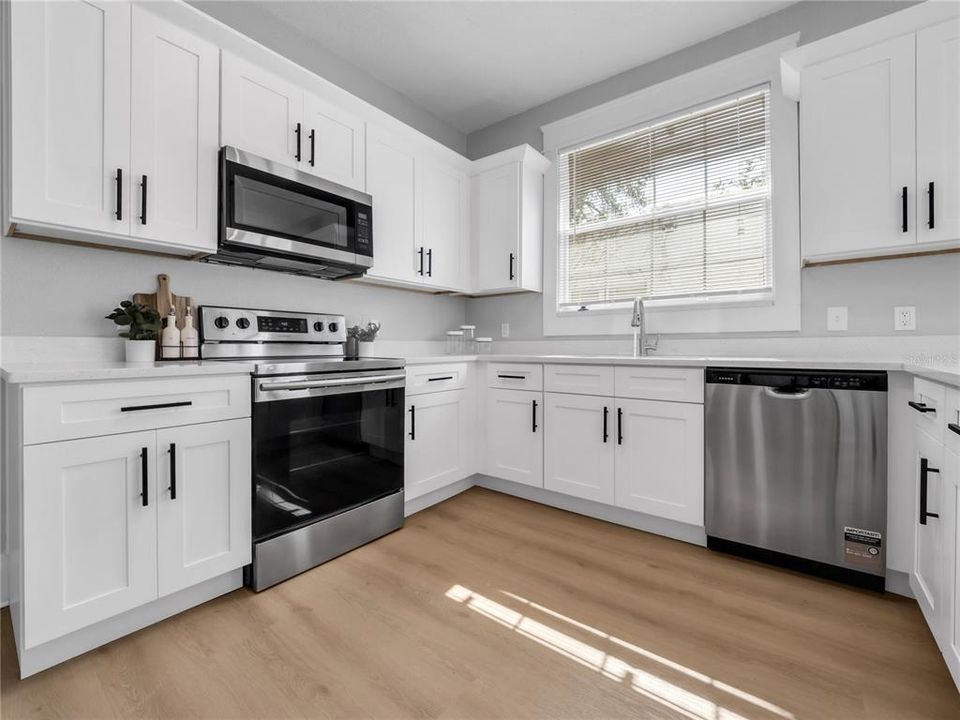 На продажу: $319,900 (2 спален, 2 ванн, 1176 Квадратных фут)