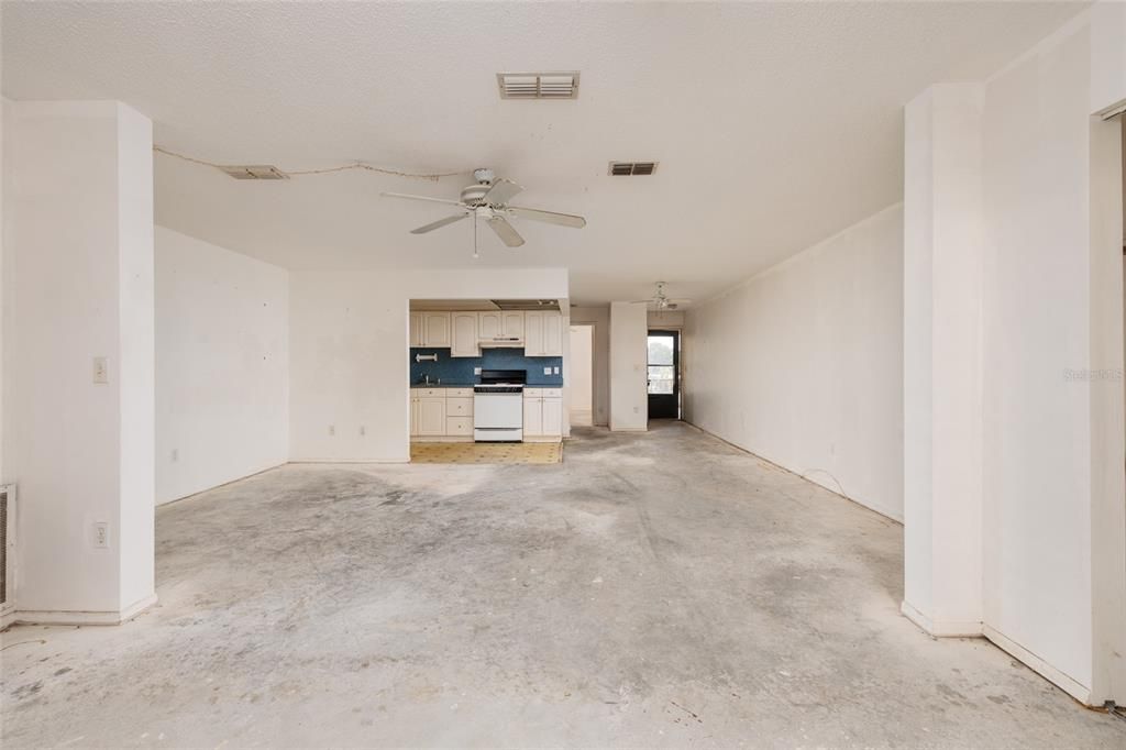 For Sale: $89,900 (1 beds, 1 baths, 840 Square Feet)