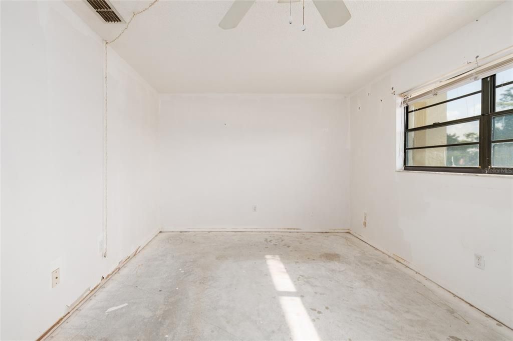 For Sale: $89,900 (1 beds, 1 baths, 840 Square Feet)