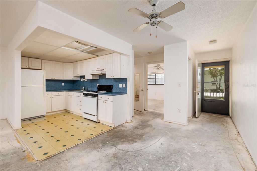 For Sale: $89,900 (1 beds, 1 baths, 840 Square Feet)