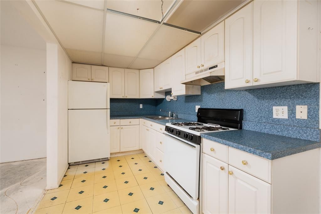 For Sale: $89,900 (1 beds, 1 baths, 840 Square Feet)