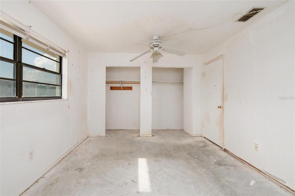 For Sale: $89,900 (1 beds, 1 baths, 840 Square Feet)