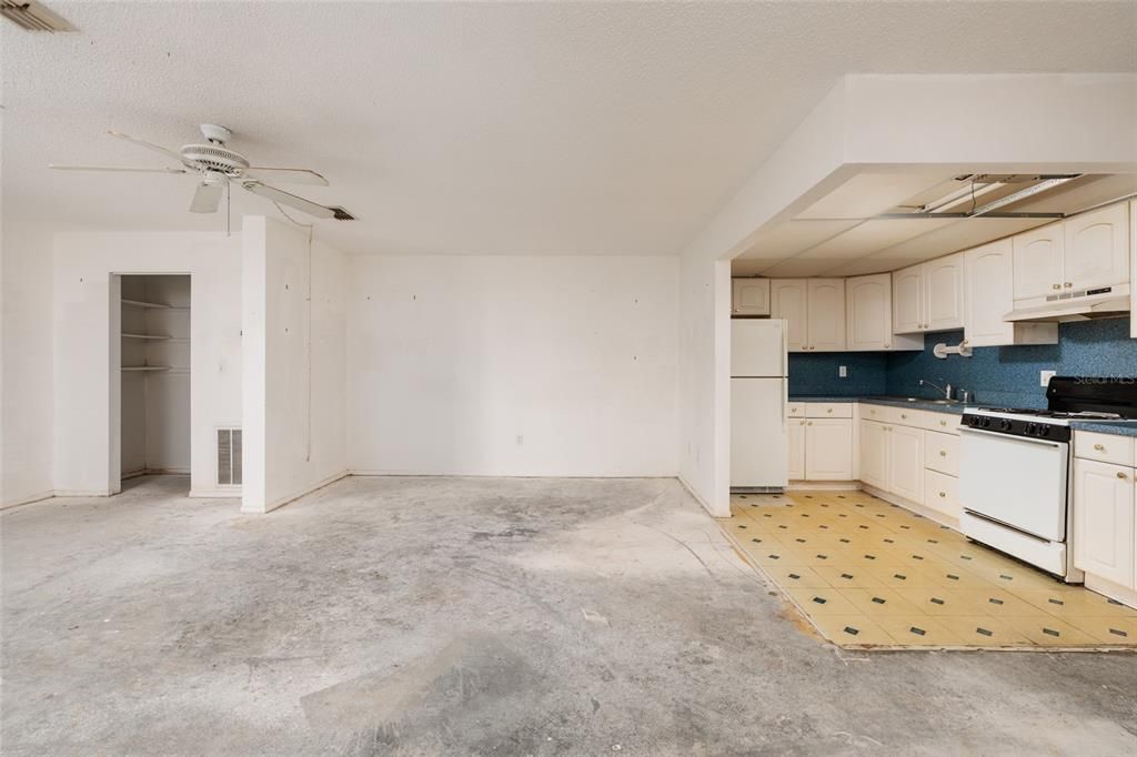 For Sale: $89,900 (1 beds, 1 baths, 840 Square Feet)