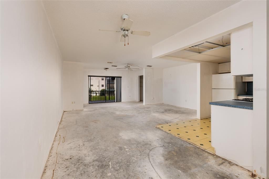 For Sale: $89,900 (1 beds, 1 baths, 840 Square Feet)