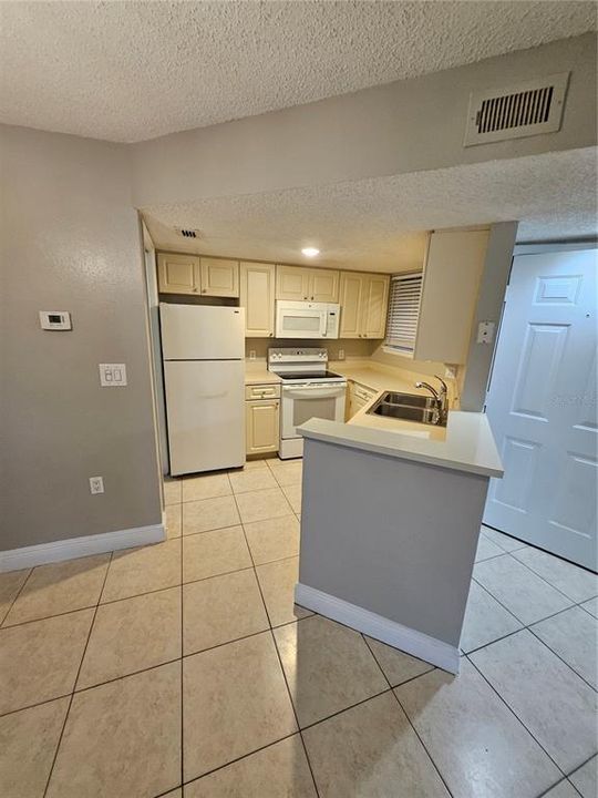 For Rent: $1,100 (1 beds, 1 baths, 660 Square Feet)
