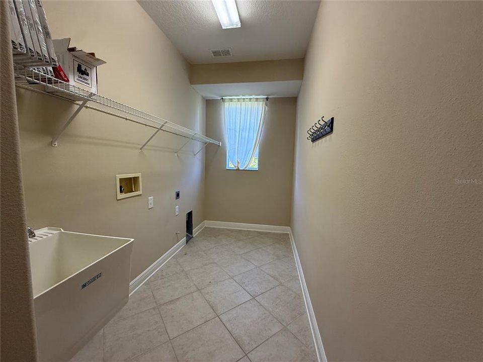 For Rent: $3,150 (5 beds, 3 baths, 3530 Square Feet)