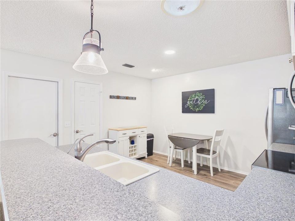 For Sale: $290,000 (2 beds, 2 baths, 1121 Square Feet)