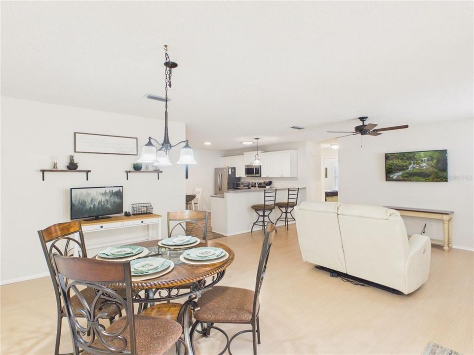 For Sale: $290,000 (2 beds, 2 baths, 1121 Square Feet)