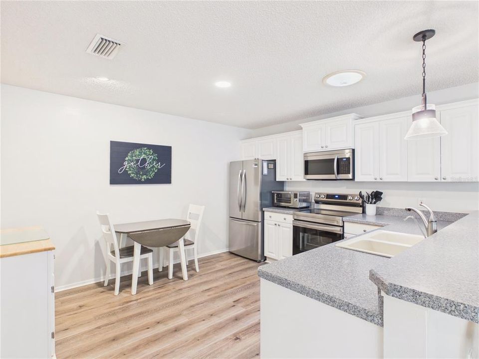 For Sale: $290,000 (2 beds, 2 baths, 1121 Square Feet)