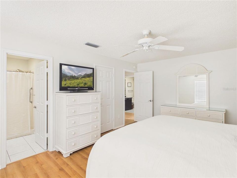 For Sale: $290,000 (2 beds, 2 baths, 1121 Square Feet)
