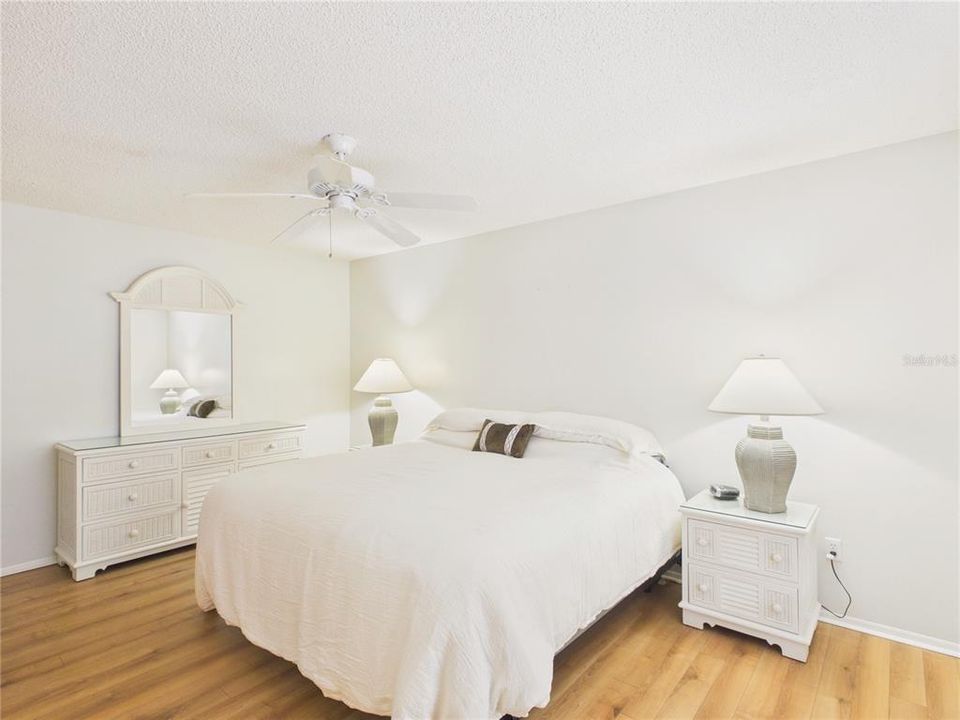 For Sale: $290,000 (2 beds, 2 baths, 1121 Square Feet)