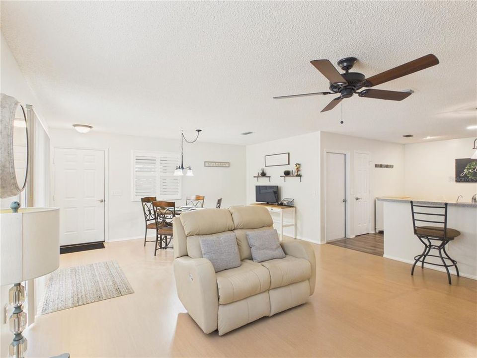 For Sale: $290,000 (2 beds, 2 baths, 1121 Square Feet)