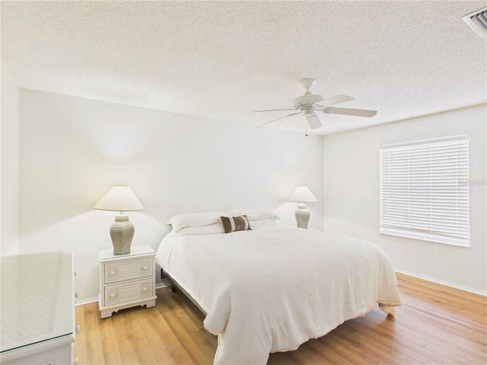 For Sale: $290,000 (2 beds, 2 baths, 1121 Square Feet)