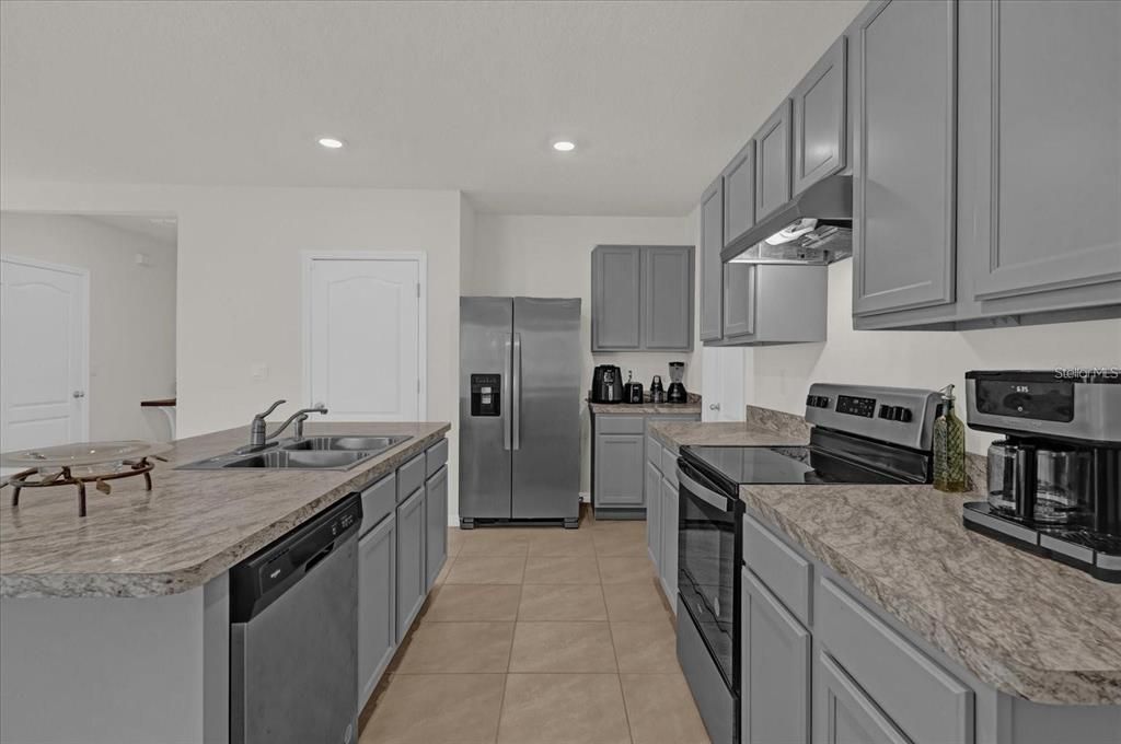 For Rent: $2,400 (5 beds, 3 baths, 2522 Square Feet)