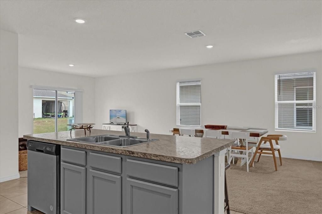 For Rent: $2,400 (5 beds, 3 baths, 2522 Square Feet)