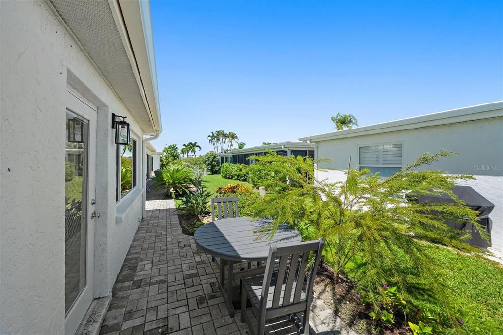 For Sale: $450,000 (2 beds, 2 baths, 1327 Square Feet)