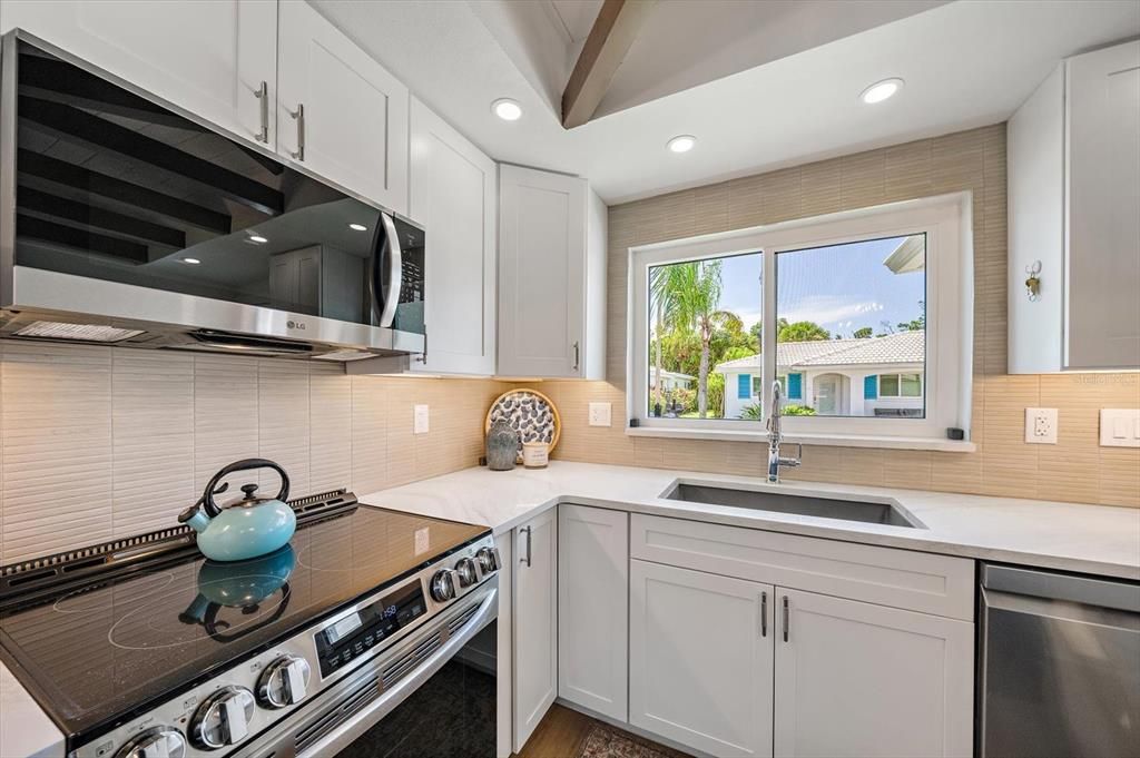 For Sale: $450,000 (2 beds, 2 baths, 1327 Square Feet)