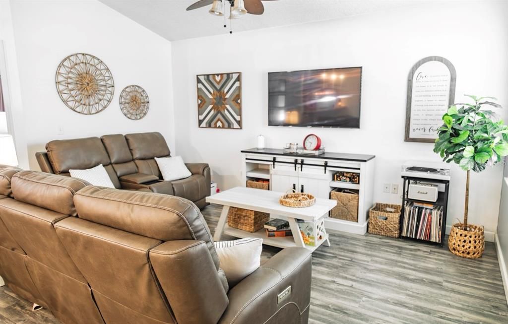 For Sale: $319,000 (2 beds, 2 baths, 1188 Square Feet)
