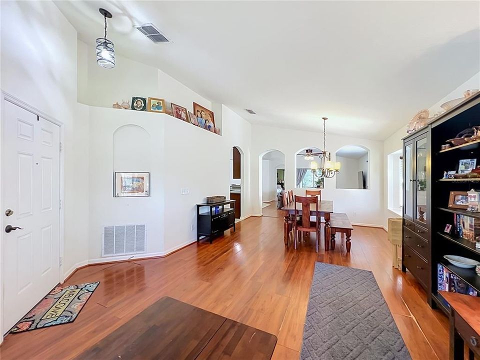 For Sale: $330,000 (3 beds, 2 baths, 1728 Square Feet)