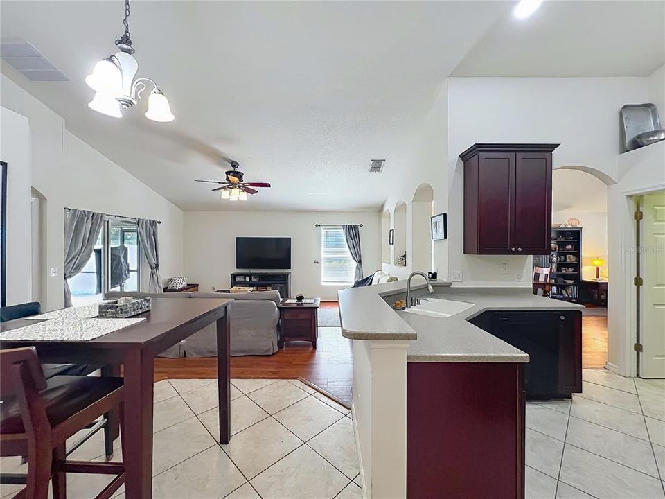 For Sale: $330,000 (3 beds, 2 baths, 1728 Square Feet)