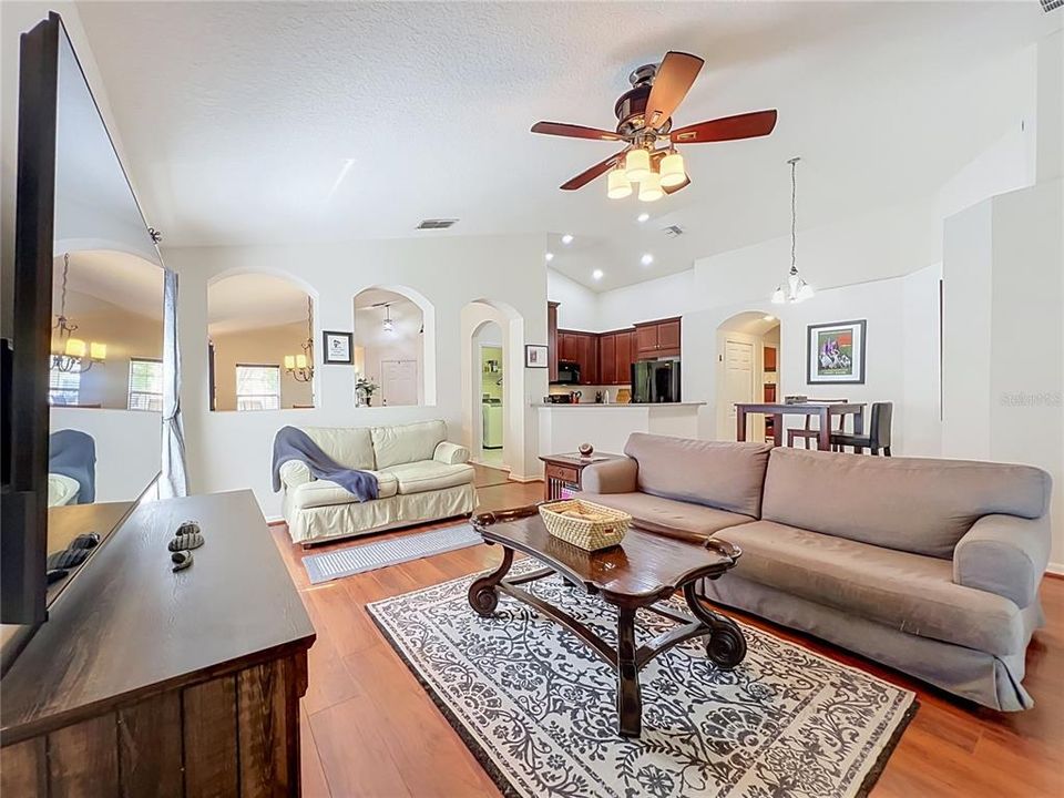 For Sale: $330,000 (3 beds, 2 baths, 1728 Square Feet)