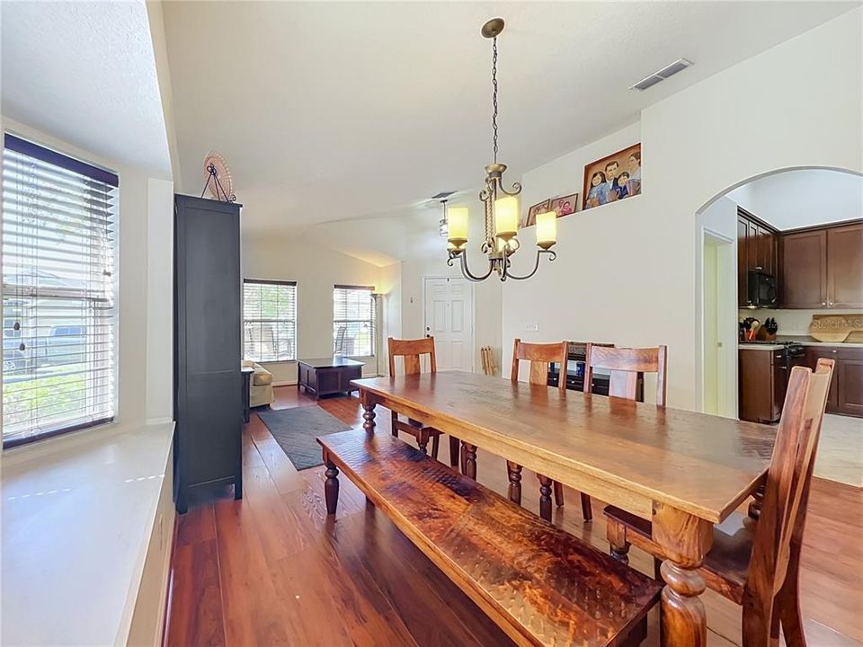 For Sale: $330,000 (3 beds, 2 baths, 1728 Square Feet)
