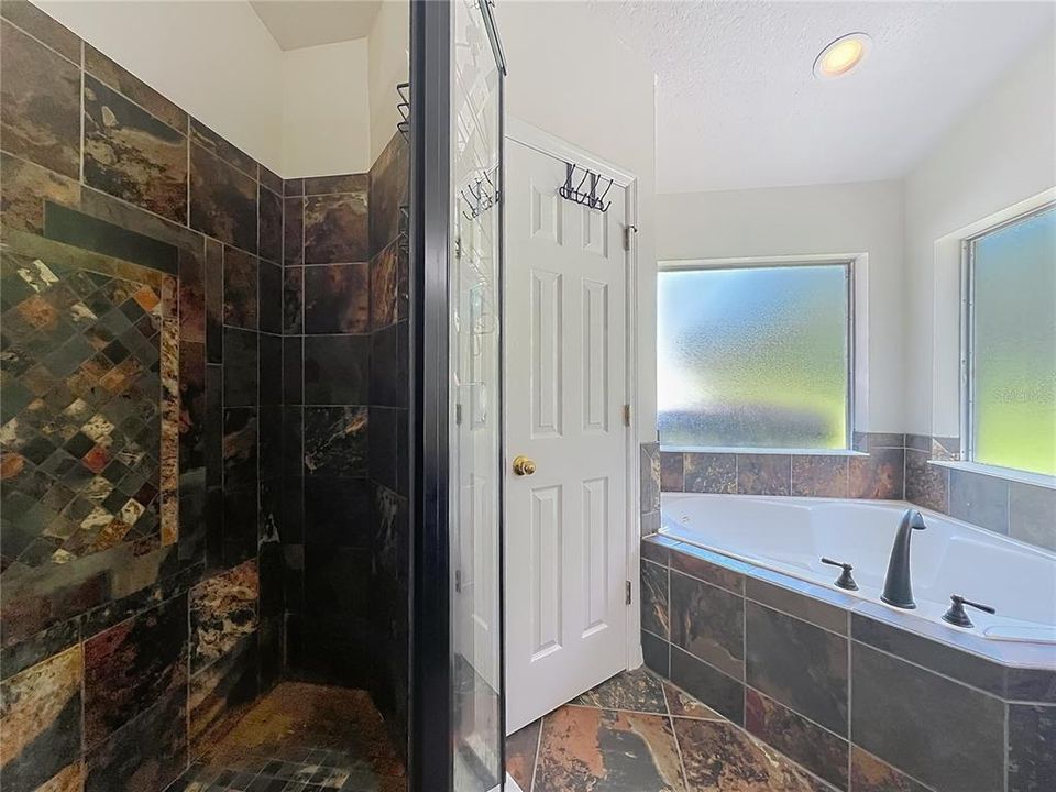 For Sale: $330,000 (3 beds, 2 baths, 1728 Square Feet)