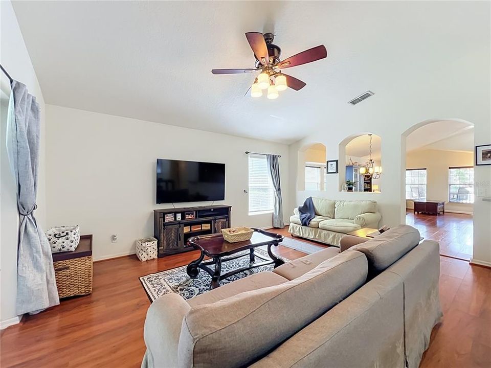 For Sale: $330,000 (3 beds, 2 baths, 1728 Square Feet)
