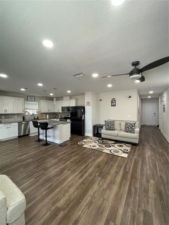For Rent: $2,800 (4 beds, 3 baths, 2207 Square Feet)