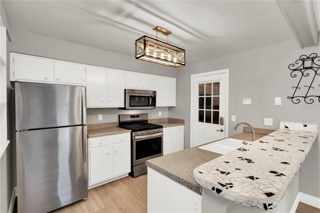 На продажу: $314,999 (2 спален, 2 ванн, 1070 Квадратных фут)