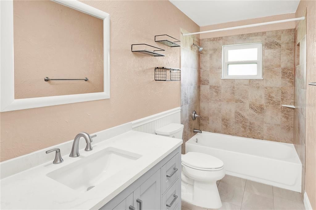 На продажу: $314,999 (2 спален, 2 ванн, 1070 Квадратных фут)