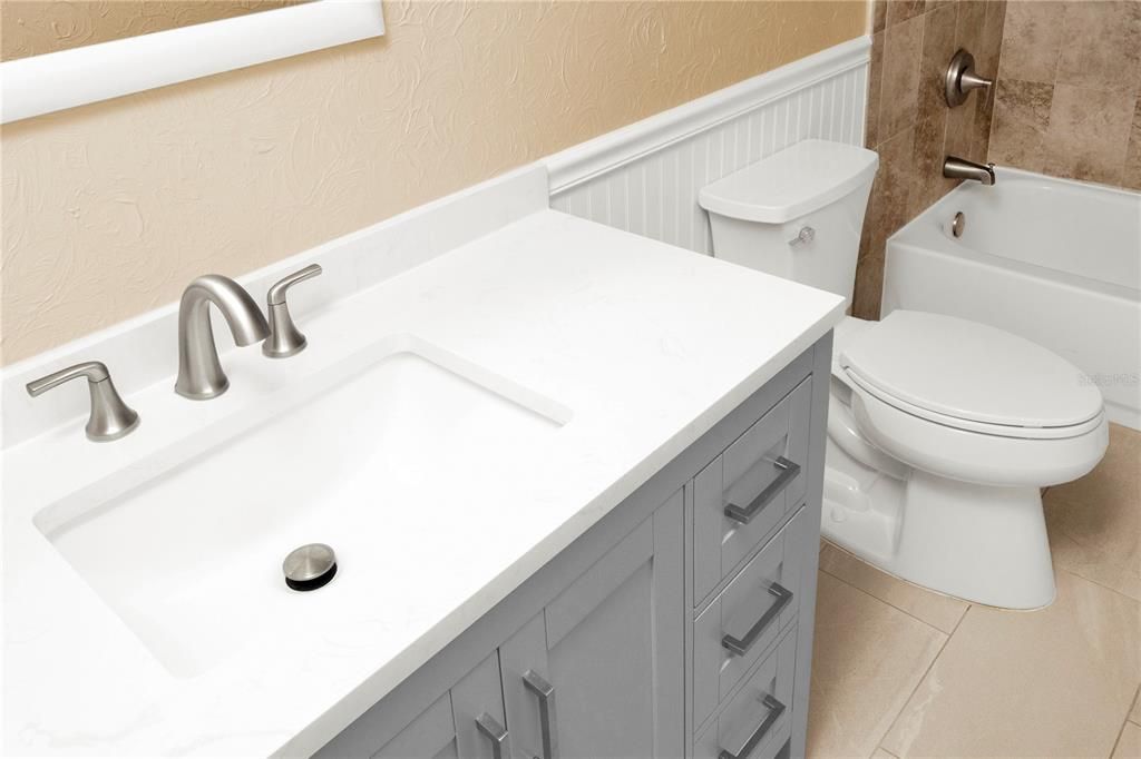 На продажу: $314,999 (2 спален, 2 ванн, 1070 Квадратных фут)