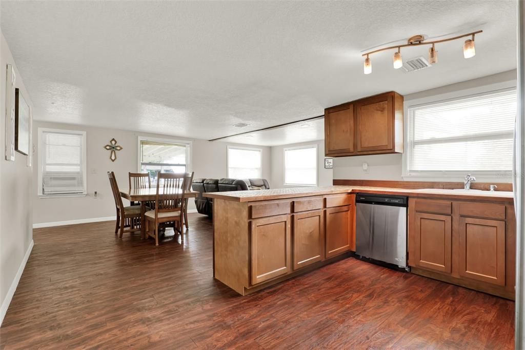 For Sale: $234,900 (3 beds, 2 baths, 1288 Square Feet)