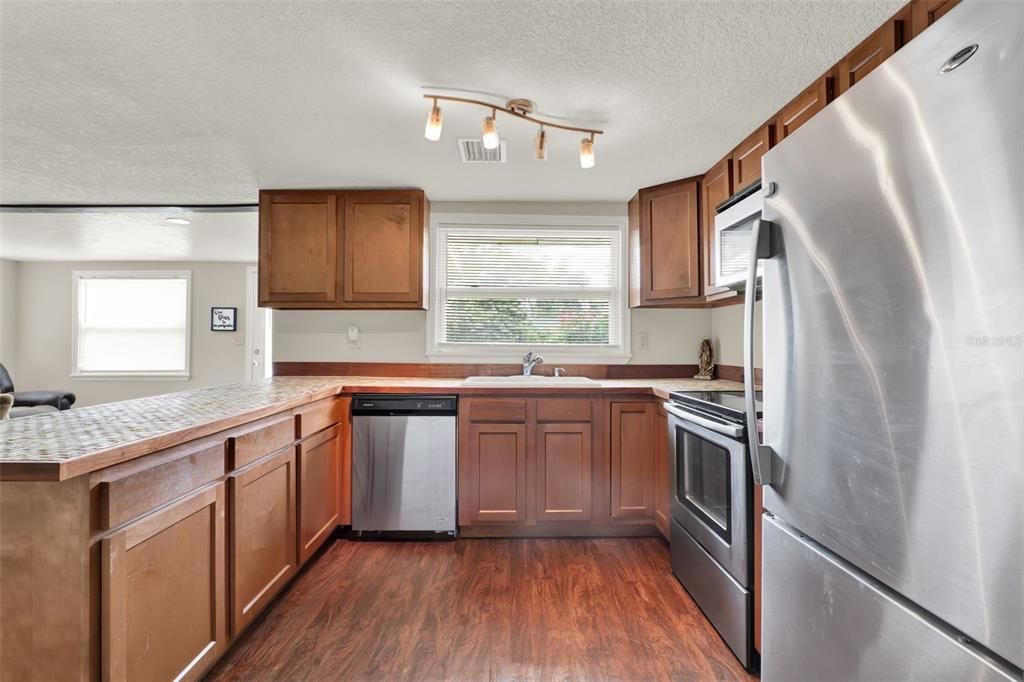 For Sale: $234,900 (3 beds, 2 baths, 1288 Square Feet)