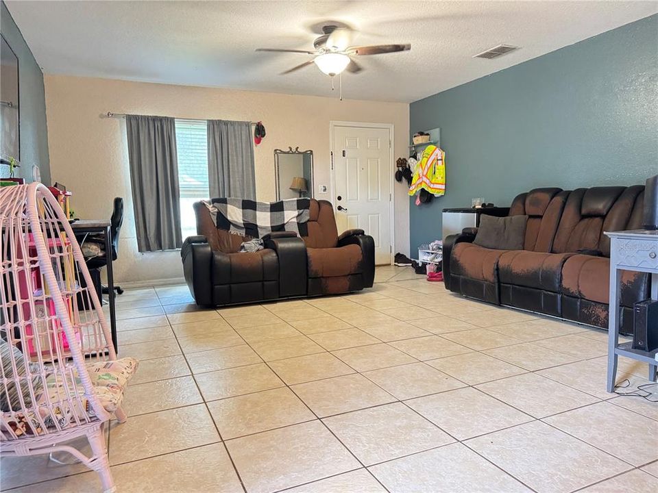 For Sale: $150,000 (2 beds, 2 baths, 978 Square Feet)