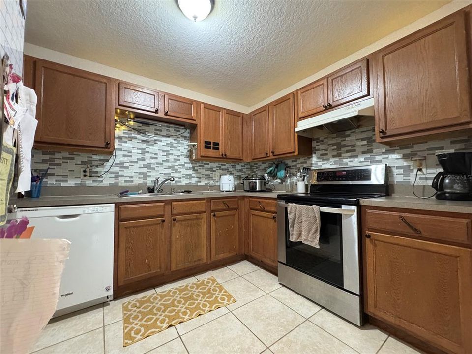 For Sale: $150,000 (2 beds, 2 baths, 978 Square Feet)