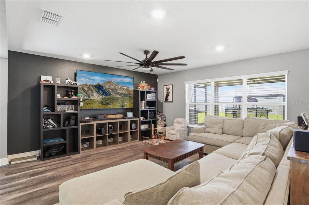 For Rent: $2,000 (3 beds, 2 baths, 1965 Square Feet)