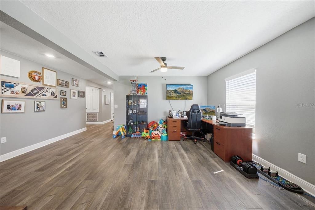 For Rent: $2,000 (3 beds, 2 baths, 1965 Square Feet)