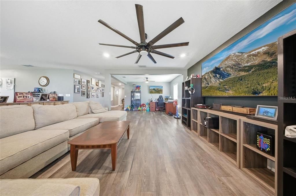 For Rent: $2,000 (3 beds, 2 baths, 1965 Square Feet)