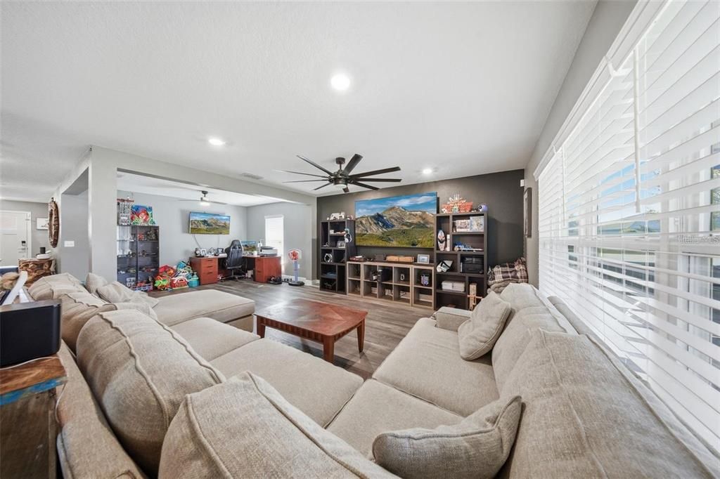 For Rent: $2,000 (3 beds, 2 baths, 1965 Square Feet)