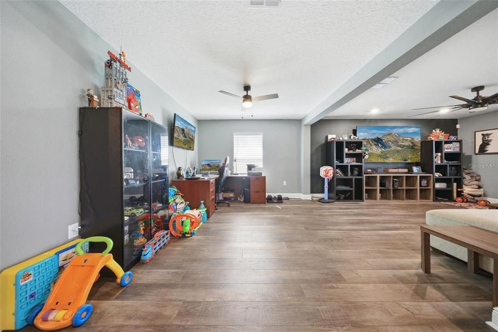 For Rent: $2,000 (3 beds, 2 baths, 1965 Square Feet)