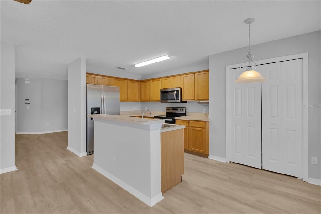 For Rent: $2,300 (3 beds, 2 baths, 1889 Square Feet)