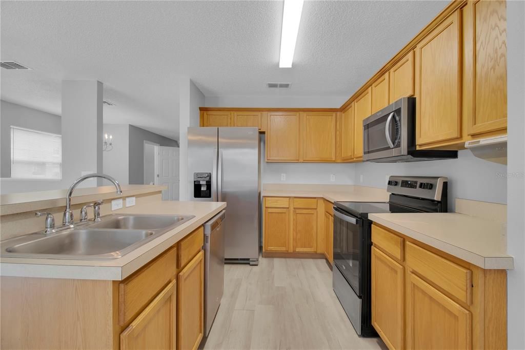 For Rent: $2,300 (3 beds, 2 baths, 1889 Square Feet)